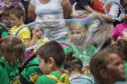 Miles de niños acudieron a la fiesta organizada por Fundesplai en El Prat de Llobregat.