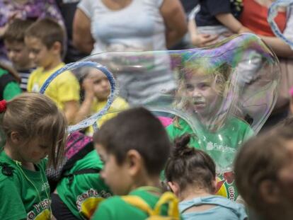 Miles de niños acudieron a la fiesta organizada por Fundesplai en El Prat de Llobregat.