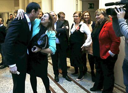 Tomás Gómez tras su comparecencia ante los medios de comunicación en el Senado, en la que anunció que renunciaba a su acta de senador por "coherencia" y por su disconformidad con el apoyo de los socialistas para que un juez recusado por el PSM formara parte del Consejo General del Poder Judicial, el 27 de noviembre de 2013.