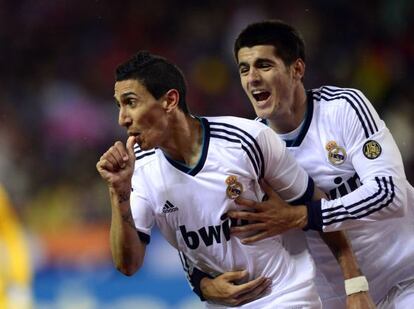 Real Madrid's Ángel di Maria (l) celebrates with Álvaro Morata after scoring dagainst Atlético.