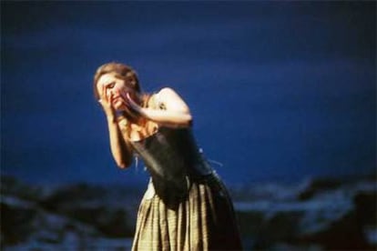 María Bayo, en una representación de 'Manon', en el Teatro Real de Madrid, en octubre de 2000.