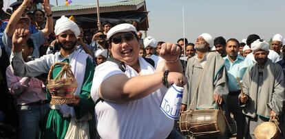 Un turista extranjero baila en el festival de Shikara en octubre de 2012 en Srinagar (India)