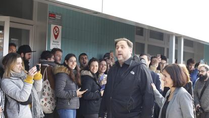 Oriol Junqueras llega a la Universitat de Vic, en Manresa (Barcelona). CRISTÓBAL CASTRO