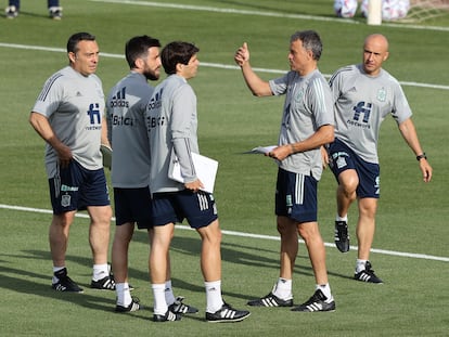 Luis Enrique, con su cuerpo técnico, durante el entrenamiento de este martes en la Ciudad del Fútbol de Las Rozas.