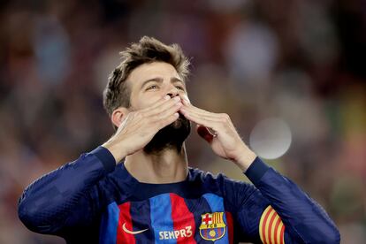 Gerard Piqué lanza besos al público antes de comenzar su último partido como jugador del FC Barcelona.