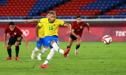 Richarlison falla el penalti.