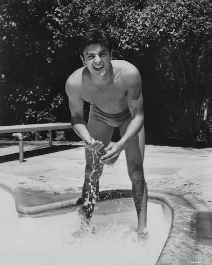 Alain Delon en su piscina de Beverly Hills en 1964.