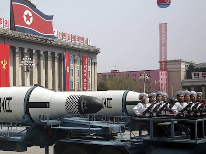 Mísseis balísticos durante um desfile militar na Coreia do Norte