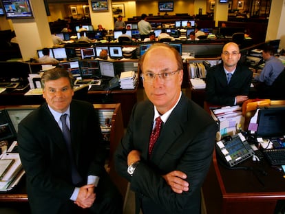 Larry Fink, consejero delegado y fundador de BlackRock, junto a Keith Anderson (izquierda) y Todd Kopstein, (derecha), ejecutivos de la gestora.