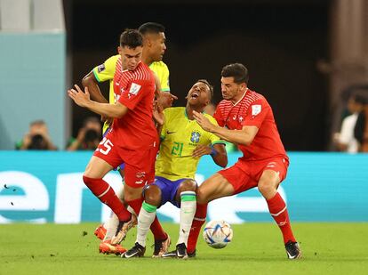 Los jugadores de Suiza, Fabian Rieder y Remo Freuler, luchan por el balón con Alex Sandro y Rodrygo.