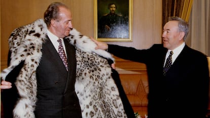 El presidente de Kazajistán, Nursultán Nazarbáyev, regala el abrigo de piel al rey Juan Carlos durante su vista al país asiático en 1998.
