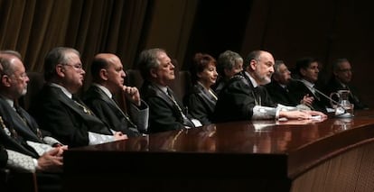 El presidente del Tribunal Constitucional, junto a varios magistrados, en un acto del pasado mes de marzo.