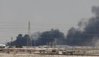 Humo en la instalación de Aramco en Abqaiq (Arabia Saudí).