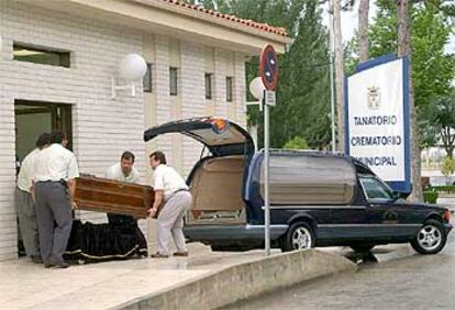 Empleados de una funeraria preparan para su traslado el féretro de una de las personas fallecidas en Chinchilla.