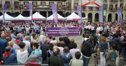 Miles de personas se han concentrado en Vitoria contra la violencia machista. 
