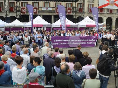 Miles de personas se han concentrado en Vitoria contra la violencia machista. 