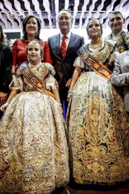 El president de la Generalitat, Alberto Fabra (c), posa con la Fallera Mayor y la Fallera Mayor Infantil de Valencia para 2014, durante la visita que ha realizado hoy a la Feria Internacional de Turismo (Fitur), donde ha presidido el Día de la Comunitat Valenciana, que se inauguró ayer y se celebra hasta el próximo 26 de enero en el recinto ferial IFEMA de la capital.