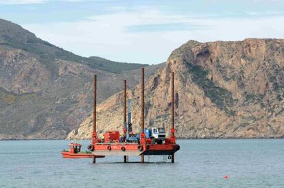 La plataforma desde la que se realizan sondeos en la bahía de Portmán.