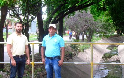 Los líderes de ProArbol, Duver Vides y Carlos Egurrola, frente al túnel verde del barrio San Fernando (Valledupar, Colombia)