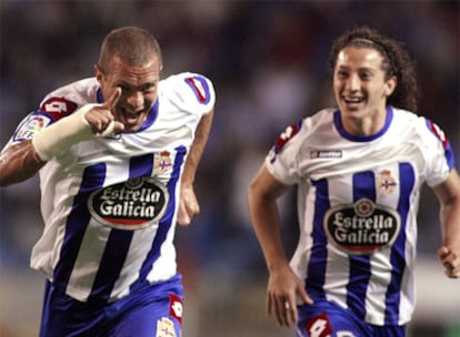 Juca celebra el gol junto a Guardado.