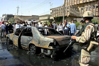 Un soldado estadounidense, ante los restos del coche bomba que conducía un suicida en Kirkuk.