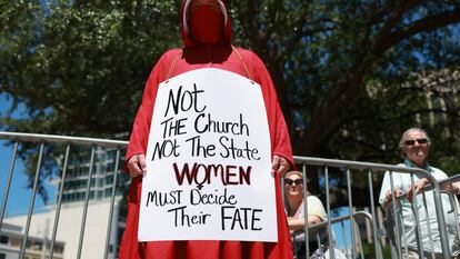 Protesta en Orlando, Florida, contra las restricciones sobre el aborto vigentes en el Estado, el 13 de abril 2024.