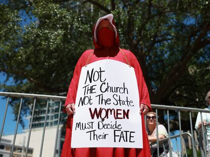 Protesta en Orlando, Florida, contra las restricciones sobre el aborto vigentes en el Estado, el 13 de abril 2024.