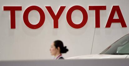 Una empleada de Toyota camina debajo del logo de la compa&ntilde;&iacute;a en uno de los concesionarios de la compa&ntilde;&iacute;a en Tokyo. 