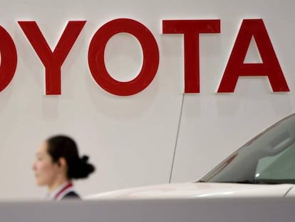 Una empleada de Toyota camina debajo del logo de la compa&ntilde;&iacute;a en uno de los concesionarios de la compa&ntilde;&iacute;a en Tokyo. 