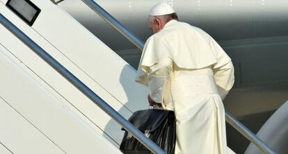 Francisco sube al avi&oacute;n en el aeropuerto de Fiumicino, Roma. 