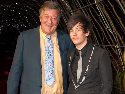 Stephen Fry y su esposo Elliot Spencer.