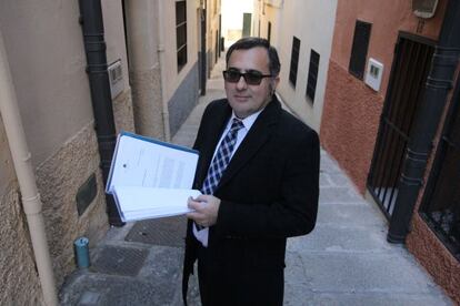 El abogado Isaac Sánchez con la documentación remitida por el BCE