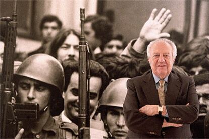 El ex presidente portugués Mario Soares, en Lisboa ante una gran foto de la revolución del 25 de abril de 1974.