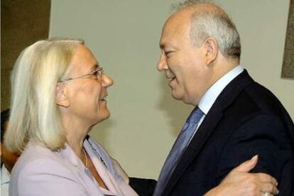 El ministro de Asuntos Exteriores, Miguel Ángel Moratinos, saluda a su homóloga sueca, Laila Freivalds.