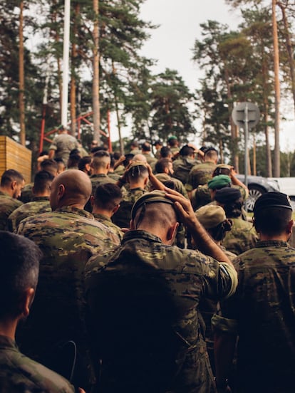 Militares españoles destacados en la base de Adazi, en Letonia, dentro de la Presencia Avanzada Reforzada de la OTAN. Son 550 profesionales con carros Leopard, zapadores y logística bajo mando canadiense.