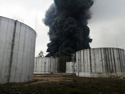 Una columna de humo se eleva desde un depósito de petróleo que resultó dañado por los bombardeos en Chernígov (norte).