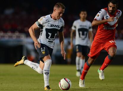 Abraham González controla el balón.