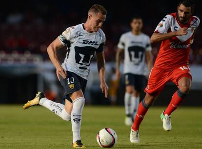 Abraham Gonz&aacute;lez controla el bal&oacute;n.