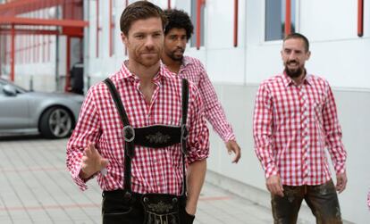 Xabi Alonso, Dante y Franck Ribery, con el tradicional traje b&aacute;varo. 