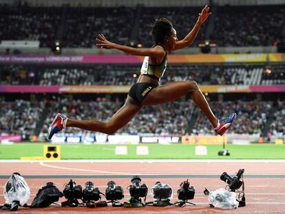 La atleta jamaicana Kimberly Williams compite en la final de triple salto femenino, el 7 de agosto.