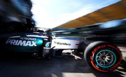 Hamilton sale del garaje de Mercedes para rodar en Sepang