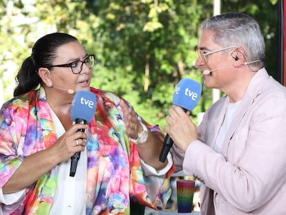 María del Monte y Boris Izaguirre, en un momento de la retransmisión del Orgullo en TVE.