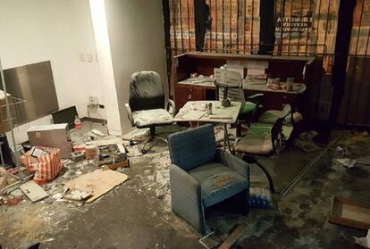 Destrozos en una de las oficinas del diario Tiempo Argentino