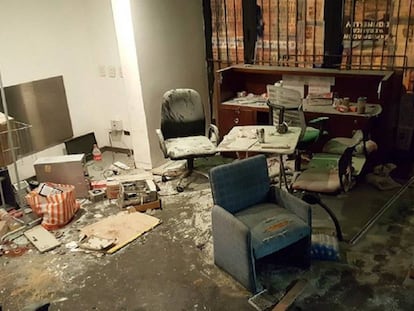 Destroços em um dos escritórios do jornal 'Tiempo Argentino'.