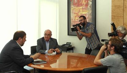 El vicepresidente de la Generalitat, Oriol Junqueras (i), y el presidente del grupo de Catalunya S&iacute; que es Pot, Llu&iacute;s Rabell (d), este mi&eacute;rcoles. 