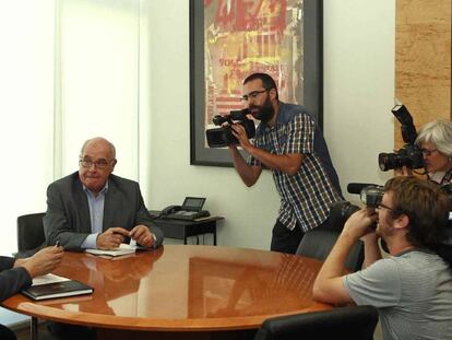 El vicepresidente de la Generalitat, Oriol Junqueras (i), y el presidente del grupo de Catalunya S&iacute; que es Pot, Llu&iacute;s Rabell (d), este mi&eacute;rcoles. 