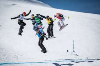 snowboarders en las pistas de Sierra Nevada.