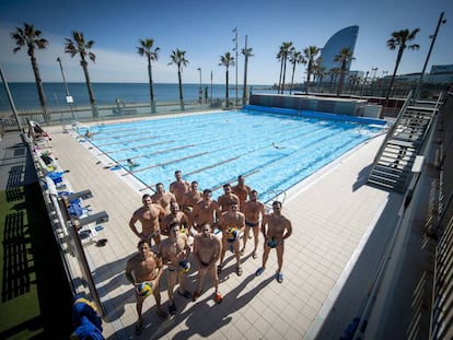 La plantilla del CN Atlétic-Barceloneta en la sede del club en Barcelona.