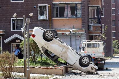 Un automóvil permanece volteado un día después de que un tornado azotara el área de Kaiyuan en la provincia de Liaoning (China). De acuerdo con las autoridades locales, el tornado dejó un saldo de seis muertos y casi 200 heridos.