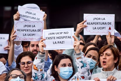 Médicos, enfermeras y otros trabajadores del Hospital La Paz en la primera protesta tras el cierre de la UCI pediátrica en enero.